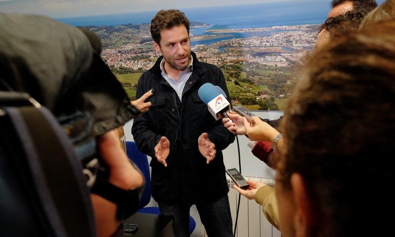 Borja Sémper atiende a los medios de comunicación en la sede del PP en Irun.