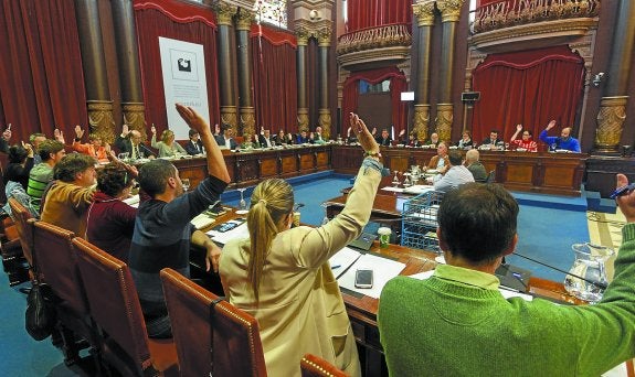 Los concejales de la corporación municipal, durante las votaciones de ayer en el Pleno extraordinario de ordenanzas fiscales.