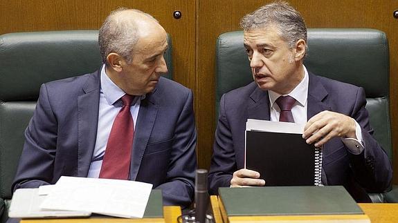 Urkullu junto a Erkoreka en el Parlamento Vasco. 