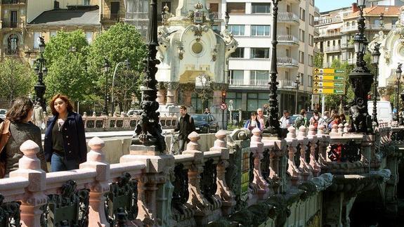 El puente María Cristina se cierra hoy durante un mes al tráfico rodado