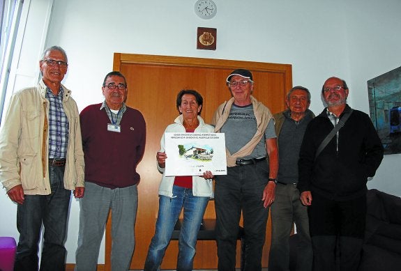 Nicole Crespo, con el diploma, junto a su marido y voluntarios debarras. 