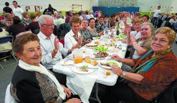 Llenazo en Bekoerrota. 183 jubilados llegados de toda Gipuzkoa llenaron de buen ambiente el polideportivo lezotarra. 