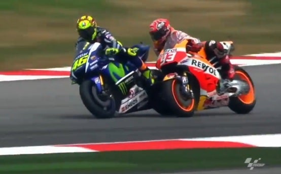 Imágenes de los encontronazos previos a la patada de Rossi. 