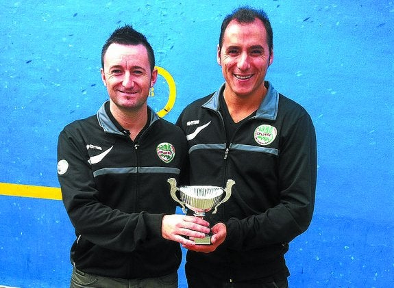Subcampeones. Eskisabel y Pichel con su trofeo. 