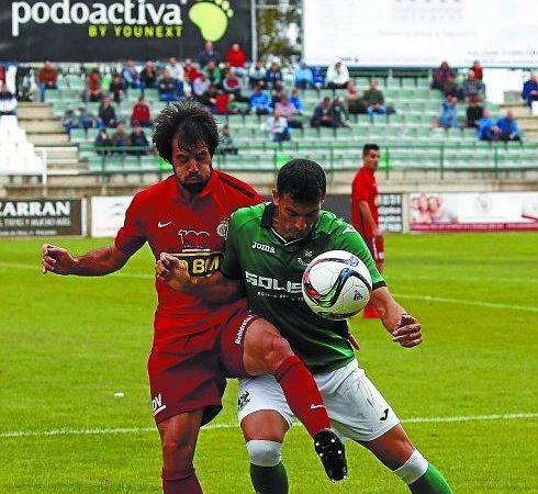 Iker Rodellar pugna por un balón ayer en el campo del Toledo. 