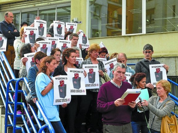 Lectura del comunicado a favor de la sanidad pública, en el ambulatorio de Tolosa 