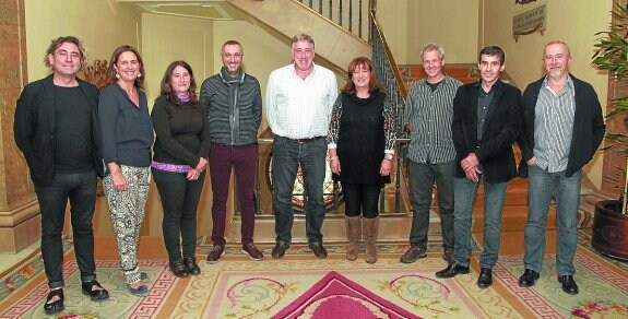 Miren Ayerbe, segunda por la izquierda, con representantes de Iruña y Baiona.