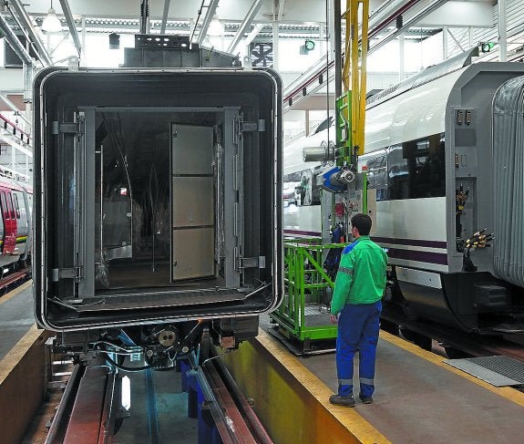 Un trabajador de CAF, en la planta que tiene la compañía ferroviaria en Beasain. 