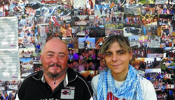 Ares y Sarai, en la sede de Errespetu. Ambos pasaron por el quirófano para la reasignación de sexo.
