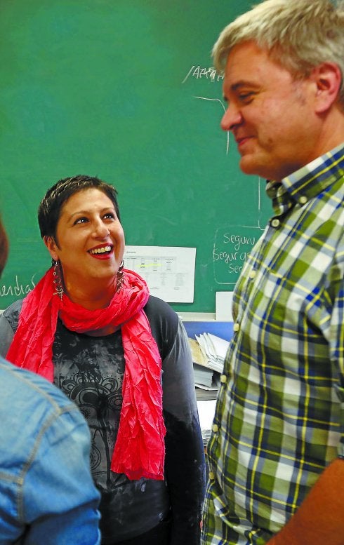 La alumna Sonia Justo y el director del euskaltegi Maizpide de Lazkao, Jon Urdangarin, en una de las aulas del centro. 