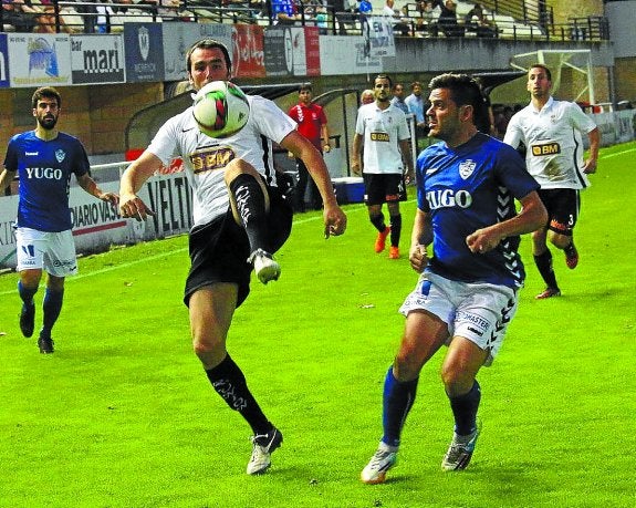 Esnaola trata de controlar el balón ante el acoso de un jugador manchego ayer en Gal .