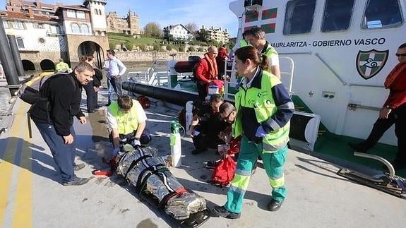 Uno de los heridos, atendido por los servicios sanitarios