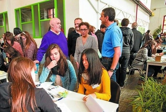 Alumnos y el consejero de Educación en la cita del viernes. 