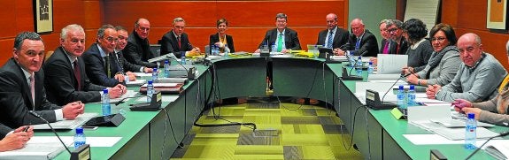 La Mesa de Diálogo Social reunida en enero, cuando Juan Mari Aburto era consejero de Empleo y Miguel Ángel Lujua presidente de Confebask.