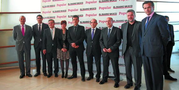 Representantes de los organizadores, EL DIARIO VASCO y Popular, junto a los ponentes, Iñaki San Sebastián y Alex Rovira. 