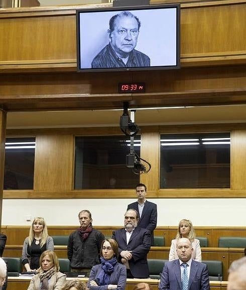 Parlamentarios durante el minuto de silencio.