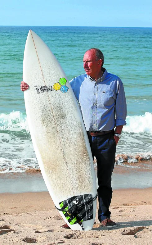 A sus 66 años, Javier no para de surfear. A los veinte años ganó el primer campeonato de España y el surf y el esquí siguen siendo sus pasiones.