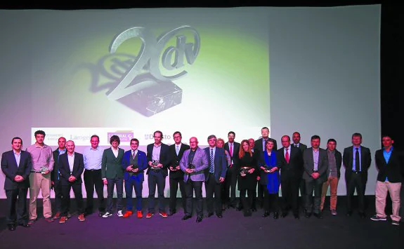 Premiados, patrocinadores y responsables de El Diario Vasco posaron juntos tras la gala presentada por Luis Piedrahita en el Polo de Innovación Orona-Ideo.