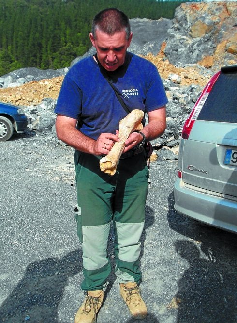 Xabier Murelaga muestra un hueso animal descubierto en Artazu.
