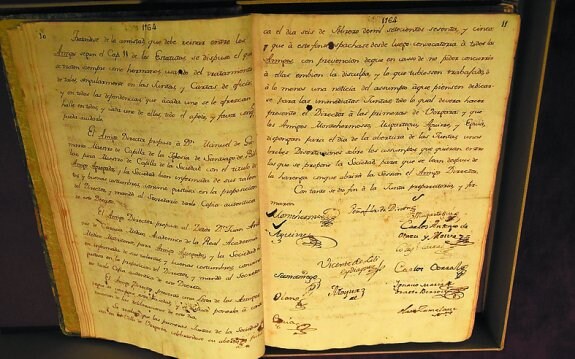 El libro, único y en muy buen estado, contiene el acto de constitución de la Bascongada fechado en el año 1764. 