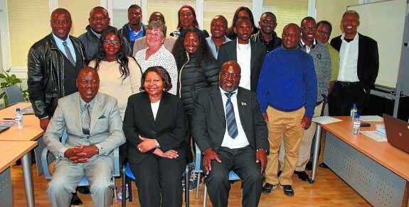 Componentes de la comisión educativa, junto a la embajadora de Namibia, ayer en Zubieta. 