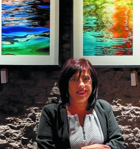 Esther Otxoa, en la sala Collage con su obra. 