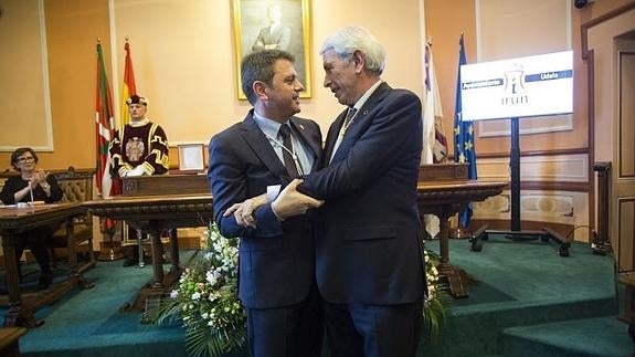 Santano felicita a Iruretagoyena tras recibir la Medalla de Oro de Irun