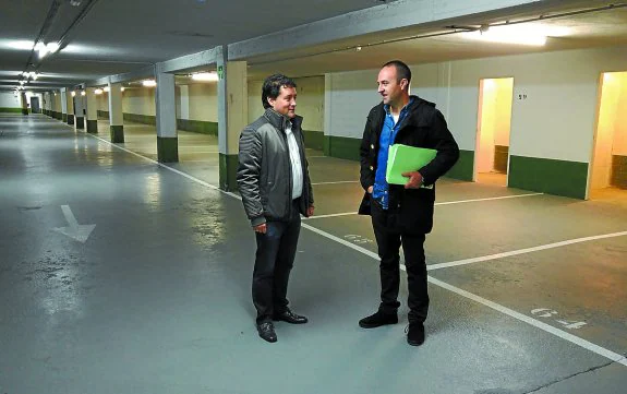 El alcalde, Xabier Txurruka, y el técnico de Zarautz-Lur Iñaki Mendia, en los garajes. 