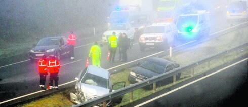 Dos de los coches, fuera de la carretera. 