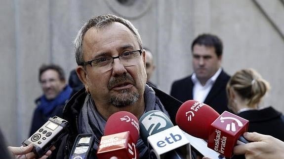 El senador Iñaki Goyoaga  responde a las preguntas de los periodistas a su llegada al Tribunal Supremo