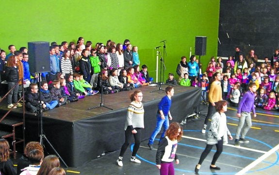Festa. Pasa den larunbatean Aita Larramendi Ikastolak Euskararen eguna ospatzeko jai bat antolatu zuen. 