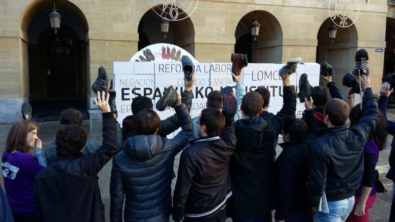 EH Bildu pide a los jóvenes que «no se queden en casa»