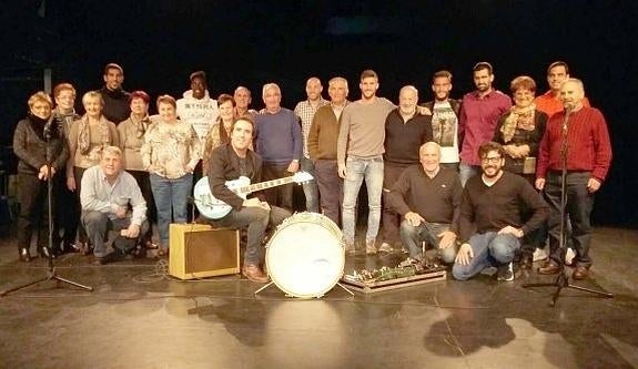 Futbolistas, jubilados e integrantes del programa se sacaron la tradicional foto de familia.