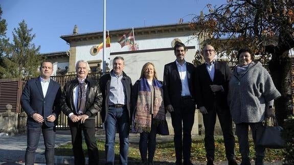 Los candidatos y cargos públicos del PNV frente a la cárcel de Martutene