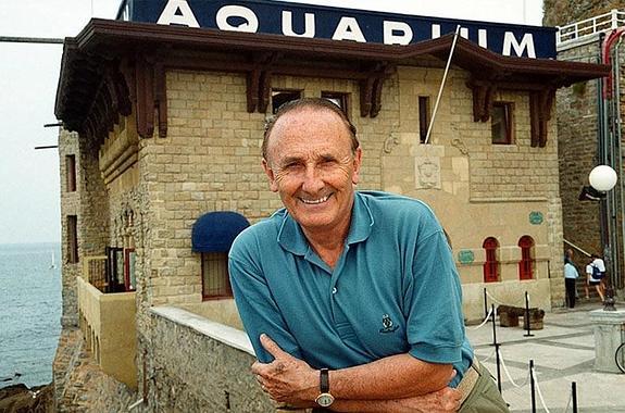 Homenaje a Vicente Zaragüeta. Foto: Ante el Aquarium que tanto mimó y ayudó a crecer. 