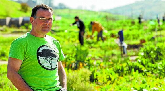 El ponente Jakoba Errekondo en una de la huertas ecológicas.