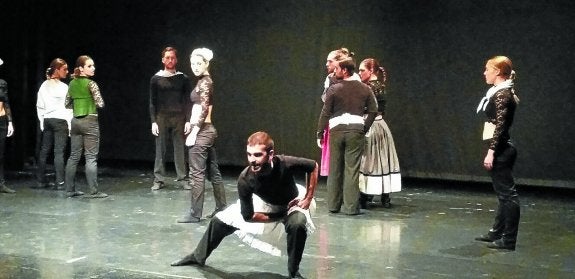 La docena de dantzaris de Aukeran dantza konpainia realizaron un ensayo abierto de 'Maurizia&Maurizia'. 