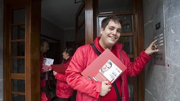 El voluntario socialista Iñaki Ruiz acude estos días a muchos hogares guipuzcoanos para pedir el voto para su partido y escuchar las opiniones de los ciudadanos. 