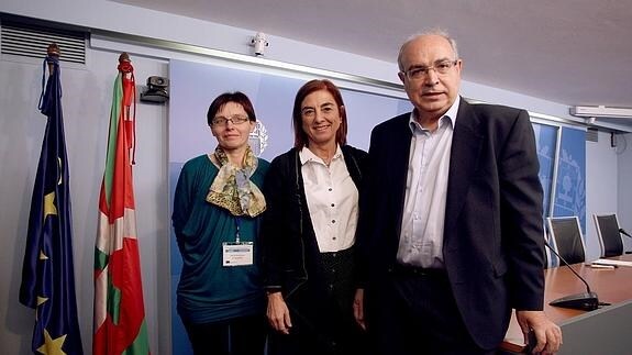 Dalia Braziene, Cristina Uriarte eta José Antonio Romero irakasleen ebaluaziorako proiektuaren aurkezpenean, Donostian.