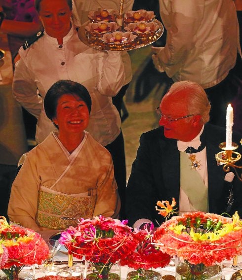 El rey de Suecia, durante la cena de gala de los Nobel, ante las creaciones de Per Benjamin. 