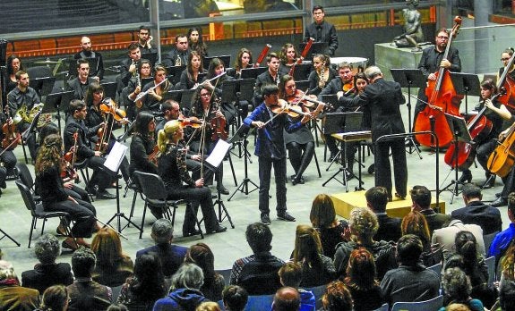 Solista en Vigo. Ekhi Martínez durante su actuación, este mes, con la Orquesta Sinfónica de Vigo.