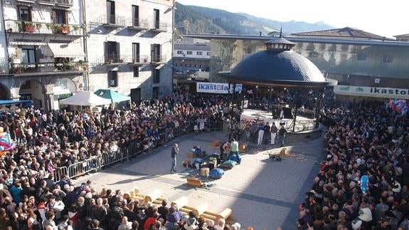 Azpeitiko kaleak jendez gainez egon dira gaur