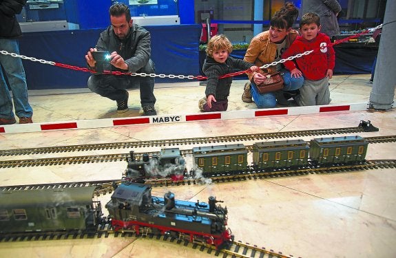 Locomotora. Uno de los circuitos instalados en el vestíbulo internacional de la estación. 