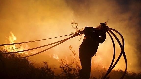 Retenes de bomberos y personal de montes trabajarán toda la noche para mantener controlado el incendio en Berango