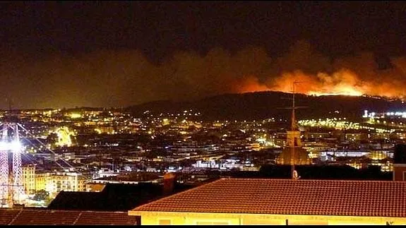 La labores de extinción del incendio de Berango avanzan «a buen