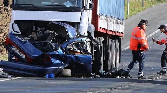 Así ha quedado el vehículo de la joven fallecida tras el choque contra un camión