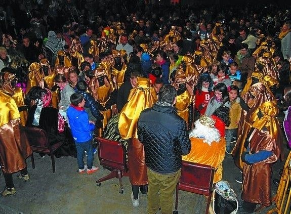 Jendetza. Amaieran herriko haurrekin egon ziren Errege Magoak.