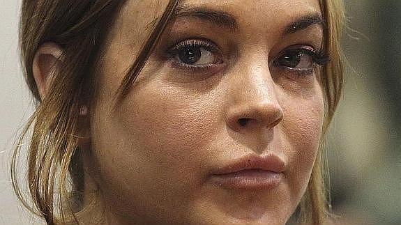 Lindsay Lohan escupe e insulta a un camarero negro