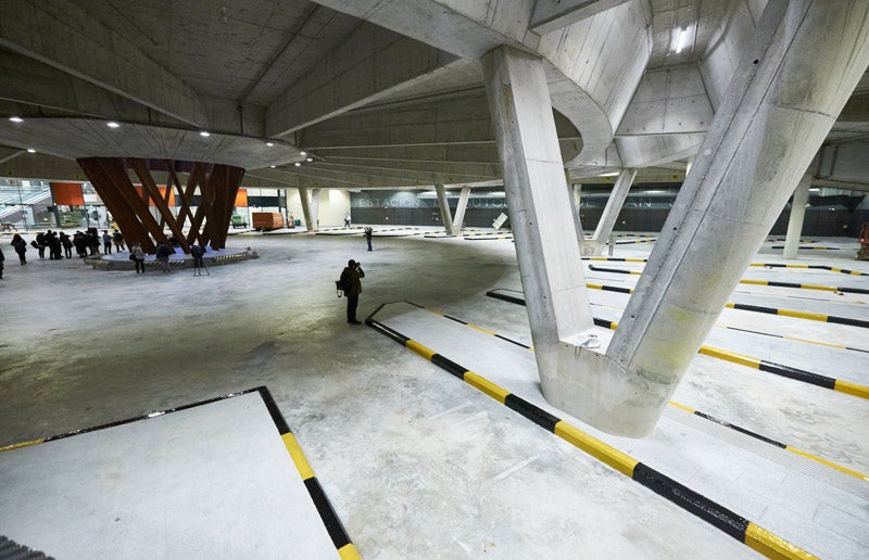 Vídeo: Eneko Goia explica el retraso. Foto: Interior de la  estación de autobuses esta mañana, durante la visita guiada a la prensa.