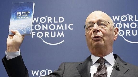 El fundador y presidente del Foro Económico Mundial, el alemán Klaus Schwab, presenta el programa para el próximo Foro Económico Mundial de Davos